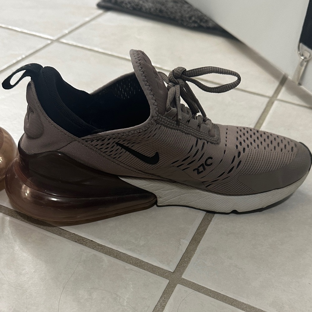 Nike Air Max 270 Big Kids’ 6.5/Women’s 8 - Picture 9 of 10
